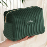 smaragdgrüne Kosmetiktasche aus Samt personalisiert - gefertigt von Love & Faith