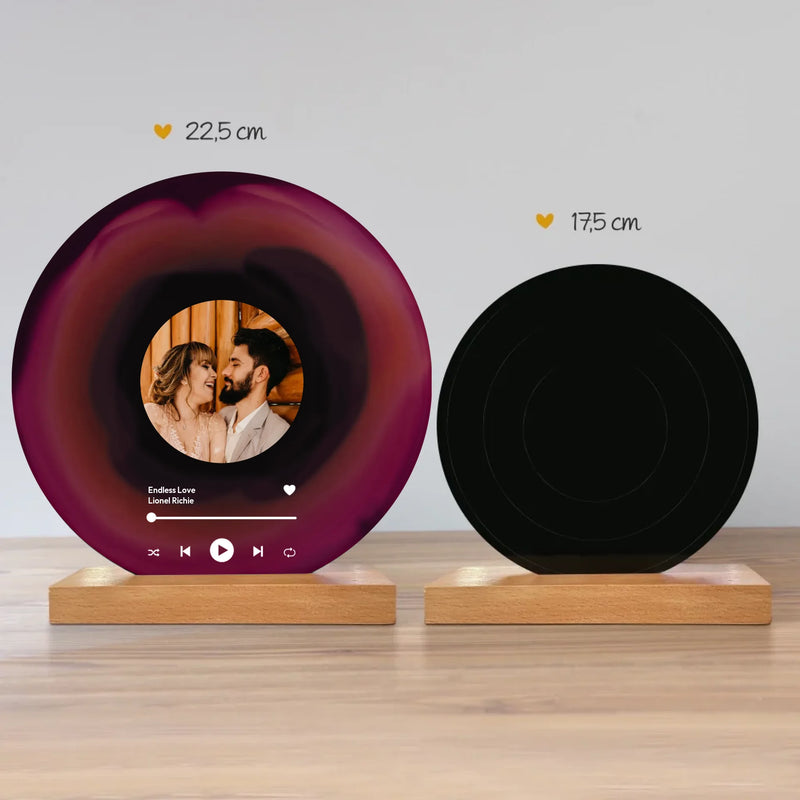 Holzaufsteller mit personalisiert bedruckter Acrylplatte in Schallplattenoptik - gefertigt von Love & Faith