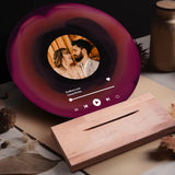 Holzaufsteller mit personalisiert bedruckter Acrylplatte in Schallplattenoptik - gefertigt von Love & Faith