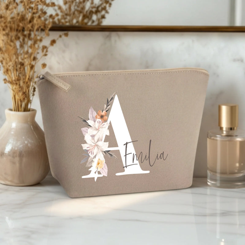 La tua iniziale - Pochette cosmetica in feltro con iniziale floreale e nome personalizzato