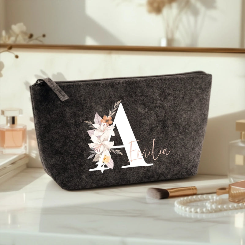 La tua iniziale - Pochette cosmetica in feltro con iniziale floreale e nome personalizzato