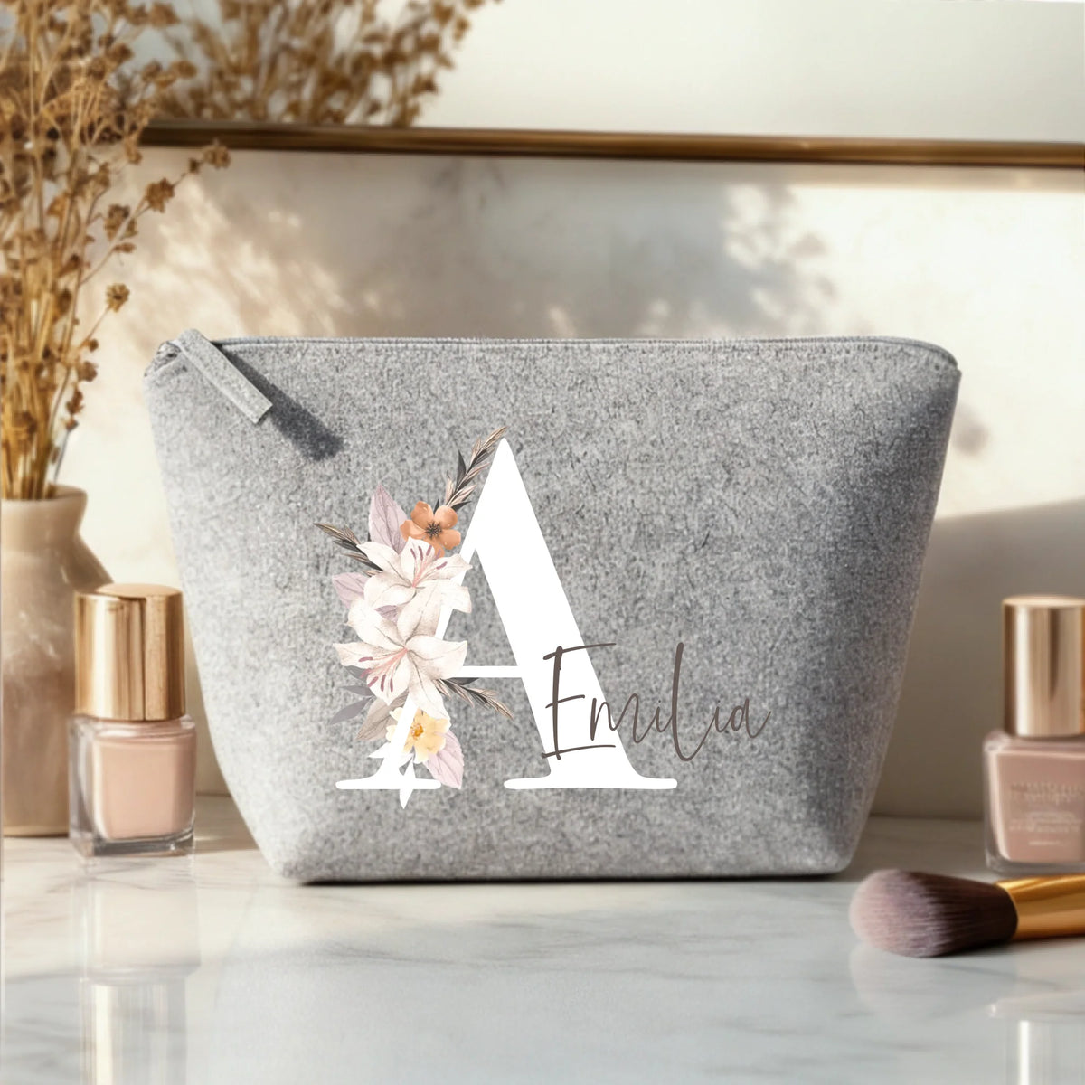 Pochette cosmetica in feltro con iniziale floreale personalizzata e nome