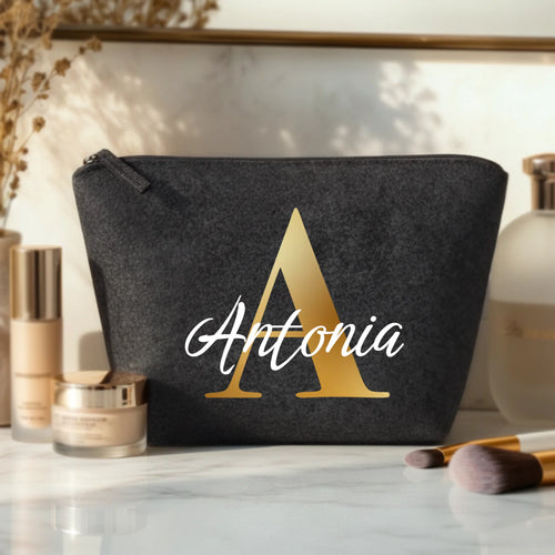 Borsa cosmetica in feltro personalizzabile con nome, stampa DTF colori brillanti - Iniziale – Motiv 2