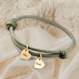 Bracciale personalizzato in pelle con cuori in acciaio inossidabile incisi al laser, design Amici – Motiv 13