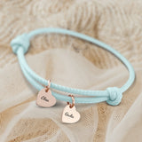 Bracciale personalizzato in pelle con cuori in acciaio inossidabile incisi al laser, design Amici – Motiv 11
