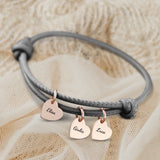 Bracciale personalizzato in pelle con cuori in acciaio inossidabile incisi al laser, design Amici – Motiv 25